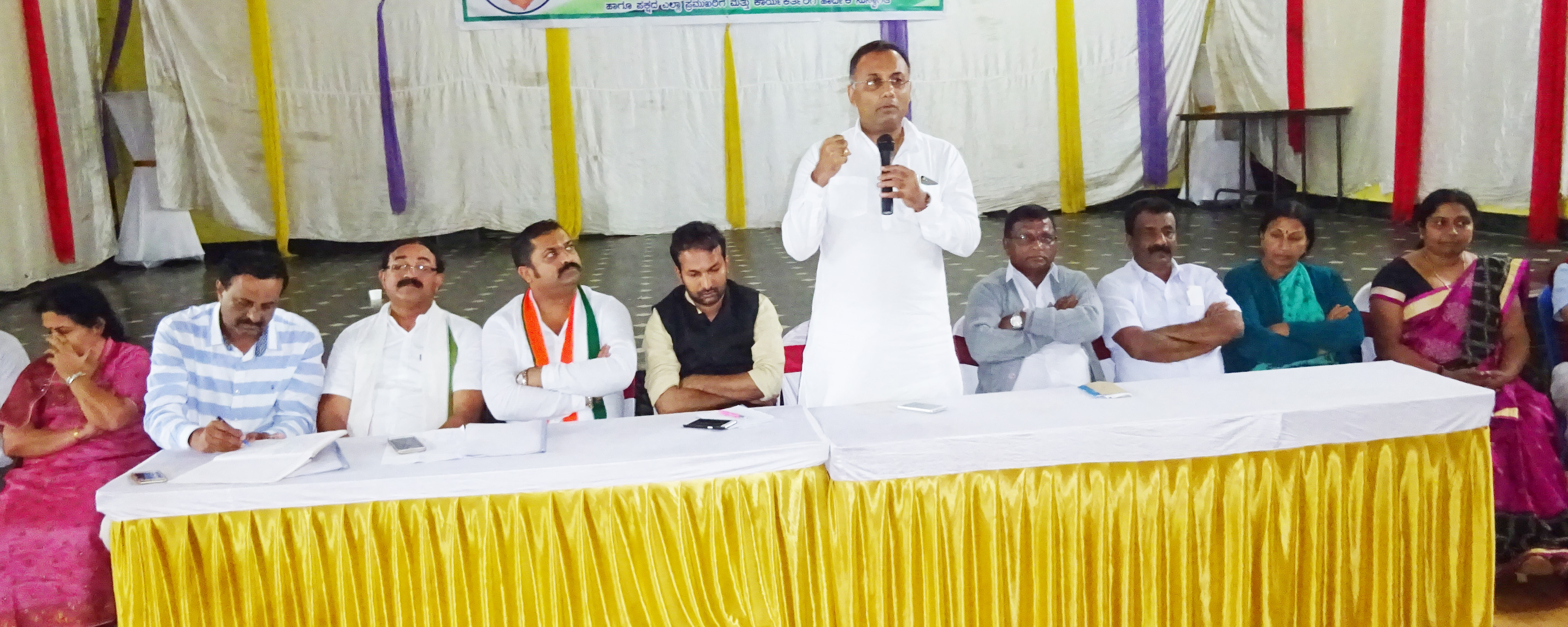 ಆತಂರಿಕ ಭಿನ್ನಾಭಿಪ್ರಾಯಗಳನ್ನು ಪಕ್ಷದ ವೇದಿಕೆಯಲ್ಲೇ ಬಗೆಹರಿಸಿಕೊಳ್ಳಿ: ದಿನೇಶ್ ಗುಂಡೂರಾವ್ ಕಿವಿ ಮಾತು